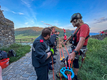 Foto 2 (Abseilszenario an der Burgmauer)

Im zweiten �bungsszenario wurde die Rettung einer verletzten Person aus dem steilen Gel�nde unterhalb der Burgmauer ge�bt.
� FF Spitz - Ewald Johannes Stierschneider